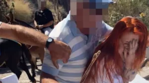 Χαμός στη Σαντορίνη: Αγωγιάτες επιτέθηκαν σε ακτιβίστρια της PETA – Το βίντεο που κάνει τον γύρο του κόσμου