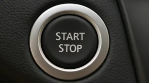 Start/Stop στο αυτοκίνητο: Πότε σου γλιτώνει χρήματα και πότε «πνίγει» τον κινητήρα;