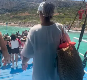 Μπάλος: Χιλιάδες τουρίστες «βουλιάζουν» την παραλία – Viral οι εικόνες
