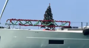 Σύβοτα: Το καλοκαίρι δεν πρόλαβε να τελειώσει και… ήρθαν τα Χριστούγεννα – Στόλισαν σκάφος με δέντρο