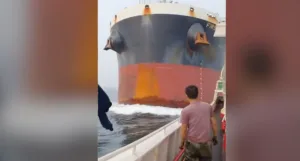 Σιγκαπούρη: Φορτηγό πλοίο συγκρούστηκε με αλιευτικό – Συγκλονιστικό βίντεο από τη στιγμή της πρόσκρουσης