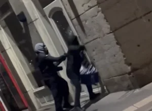 Καρέ-καρέ η ληστεία εξπρές στη Λυών: Έσπασαν τη βιτρίνα με σφυριά ενώ τους κατέγραφαν οι κάμερες