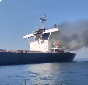 Συναγερμός στη Μέση Ανατολή: Τορπιλίστηκε πλοίο με 28μελές πλήρωμα στα ανοιχτά του Ομάν