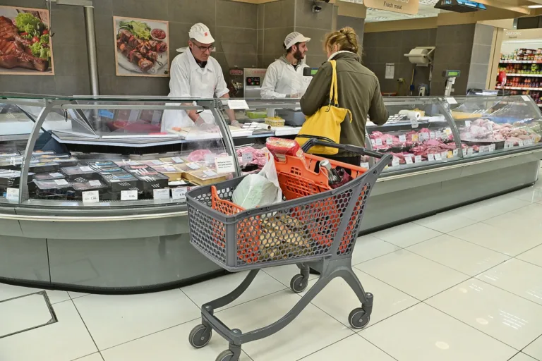 Έρευνα ΕΤ: Πώς αυξάνονται οι τιμές από το χωράφι στο ράφι – Τι ισχύει για γάλα, μοσχάρι, ελαιό