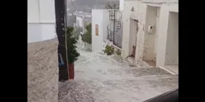 Σύρος: Ποτάμια οι δρόμοι μετά από σφοδρή καταιγίδα