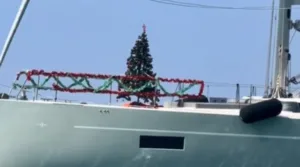 Σύβοτα: 114 μέρες για τα Χριστούγεννα και στόλισαν χριστουγεννιάτικο δέντρο σε σκάφος