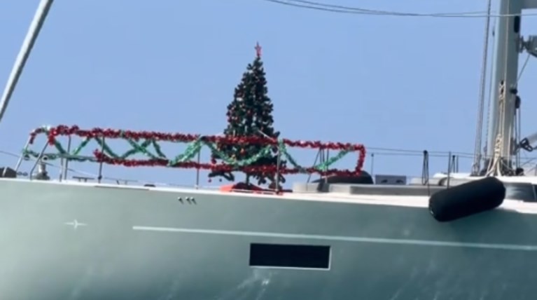 Σύβοτα: 114 μέρες για τα Χριστούγεννα και στόλισαν χριστουγεννιάτικο δέντρο σε σκάφος