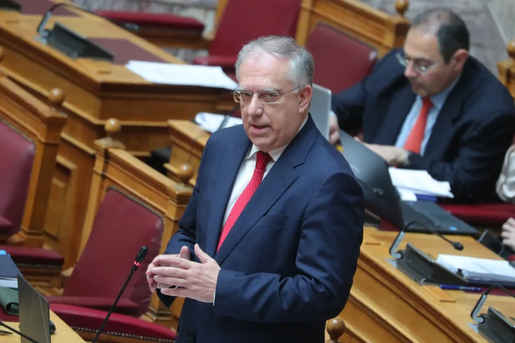 Θεοδωρικάκος: «Συνεχείς παρεμβάσεις στήριξης της κοινωνίας και κυρίως της μεσαίας τάξης»