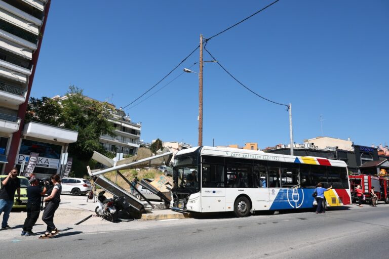 Θεσσαλονίκη: Νοσηλεύεται η 21χρονη – Εξιτήριο για την 62χρονη μετά το τροχαίο με λεωφορείο