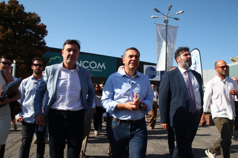 Στην 90η ΔΕΘ ο Αλέξης Τσίπρας – Έκανε βόλτα στα περίπτερα