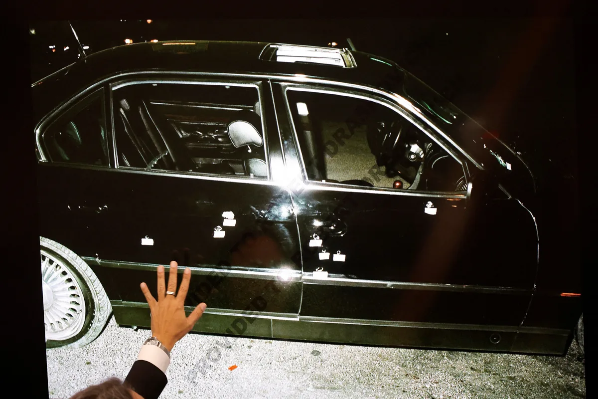 Φωτογραφία του 1996 με τη μαύρη BMW, γεμάτη τρύπες από σφαίρες, στην οποία επέβαιναν ο Marion «Suge» Knight και ο Tupac Shakur. REUTERS/Steve Marcus/Pool