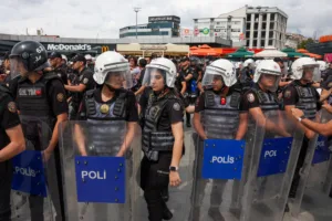 Τουρκία: Απόστρατος αστυνομικός αυτοκτόνησε σε συγκέντρωση συνταξιούχων – 4 περιστατικά μέσα σε λίγες ημέρες