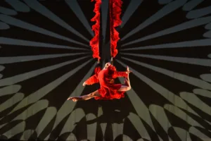 MOMIX: «Οι μάγοι του χορού» επιστρέφουν, ζωντανεύοντας την Αλίκη στη Χώρα των Θαυμάτων!
