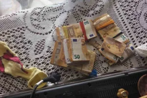 Ζεφύρι: Είχαν τηλεφωνικό κέντρο για απάτες και πετούσαν τα κινητά στην αποχέτευση