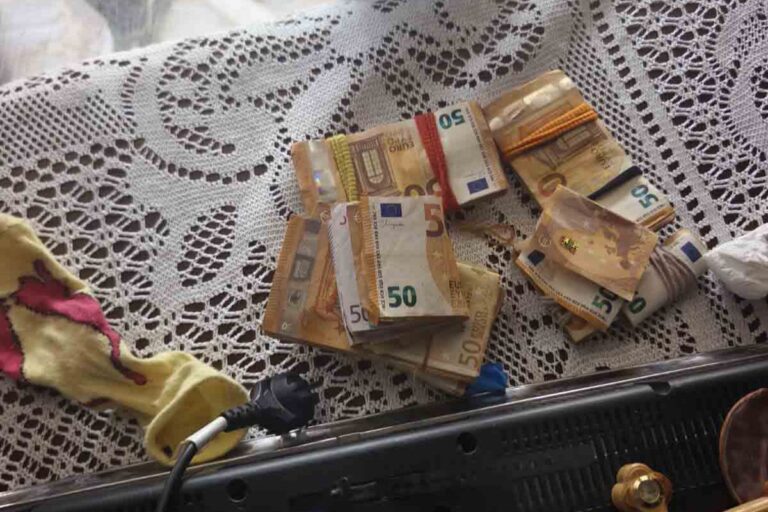 Ζεφύρι: Είχαν τηλεφωνικό κέντρο για απάτες και πετούσαν τα κινητά στην αποχέτευση