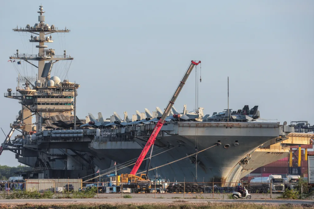 Μάχη με τη σκουριά για το αεροπλανοφόρο USS Abraham Lincoln μετά την πολύμηνη αποστολή του