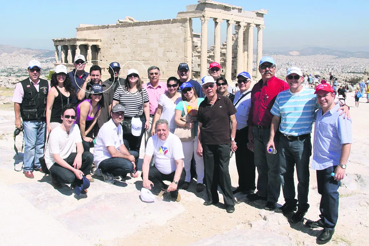 Ο Σαμουέλ Μονκάδα (στον κύκλο αριστερά) απεικονίζεται μαζί με άλλους πρέσβεις της Βενεζουέλας στον Παρθενώνα. Ανάμεσά τους βρίσκεται η Χάιφα Ελ Αϊσάμι (στον κύκλο δεξιά), αδερφή του Ταρέκ Ελ Αϊσάμι, του ισχυρού άνδρα του καθεστώτος Μαδούρο.