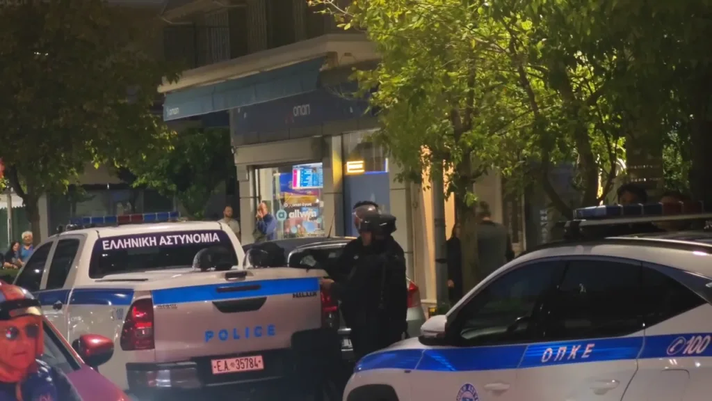 Νίκαια: Θρίλερ με ομηρεία 44χρονης – Ταμπουρωμένος ο 49χρονος, ισχυρίζεται ότι έχει όπλο