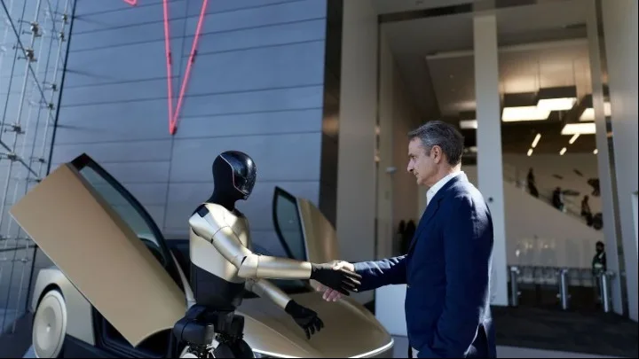 O Κυριάκος Μητσοτάκης στην Tesla: Στα άδυτα του Optimus με «ξεναγό» Έλληνα επικεφαλής