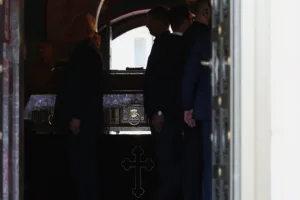Ράτκο Μλάντιτς: Χιλιάδες στο λαϊκό προσκύνημα στο Βελιγράδι – Η Σερβία αγνόησε τις προειδοποιήσεις της ΕΕ