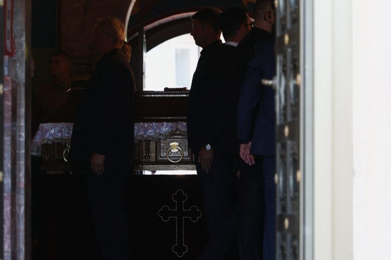 Ράτκο Μλάντιτς: Χιλιάδες στο λαϊκό προσκύνημα στο Βελιγράδι – Η Σερβία αγνόησε τις προειδοποιήσεις της ΕΕ