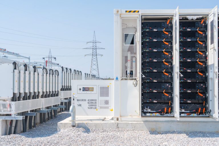 HELLENiQ ENERGY: Σε λειτουργία το πρώτο πάρκο «μπαταριών»