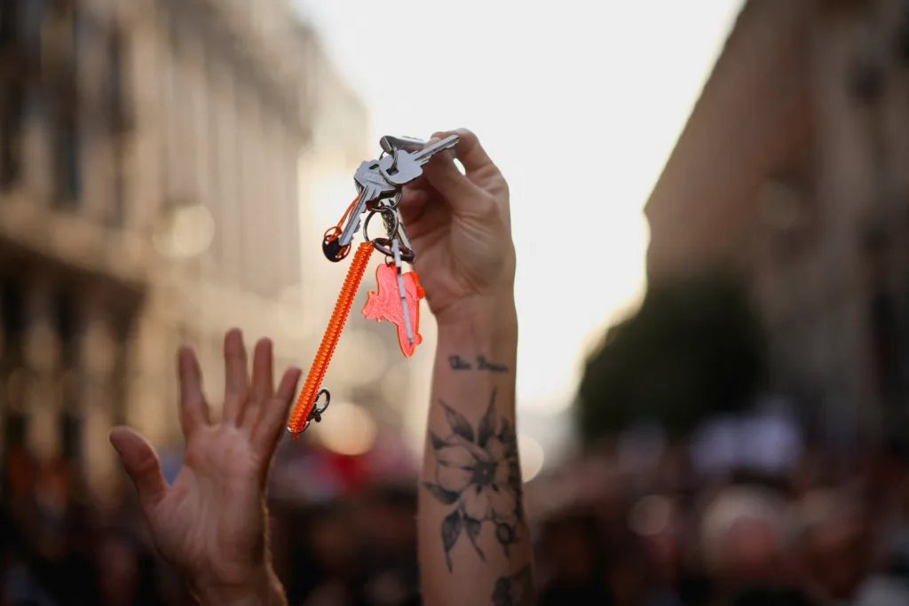 Ισπανία: «Φουντώνει» η οργή για τη στεγαστική κρίση – Νέες διαδηλώσεις και πίεση στον Σάντσεθ για πρ