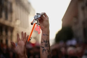 Ισπανία: «Φουντώνει» η οργή για τη στεγαστική κρίση – Νέες διαδηλώσεις και πίεση στον Σάντσεθ για πρ