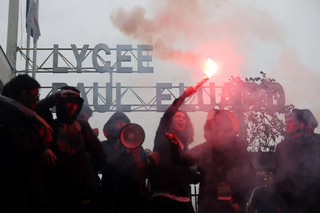 Κλιμακώνεται η ένταση στη Γαλλία: Χιλιάδες μαθητές και συνδικάτα στους δρόμους – Ο 19χρονος Ρι