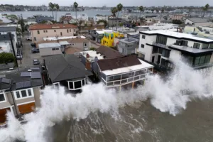 Σκηνές καταστροφής σε Νεπάλ και Καλιφόρνια: Χείμαρροι «σαρώνουν» τα πάντα – Ο κυκλώνας Σάιμον απειλε