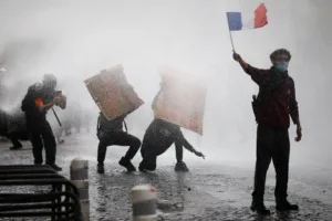 Γαλλία: Ένας μήνας μαθητικής εξέγερσης με 8.000 προσαγωγές και εκατοντάδες τραυματίες – Φόβοι 