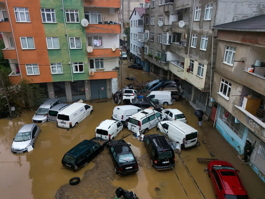 Τουρκία: Τρεις νεκροί και τέσσερις αγνοούμενοι από τις καταστροφικές πλημμύρες – Σοβαρές ζημιές στην