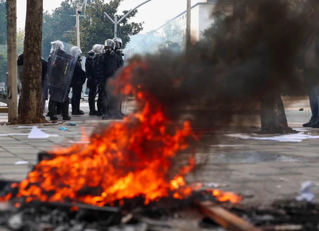 Αλβανία: Μαίνονται τα επεισόδια για τρίτη ημέρα στα Τίρανα – Τελεσίγραφο στον Έντι Ράμα για να παραι