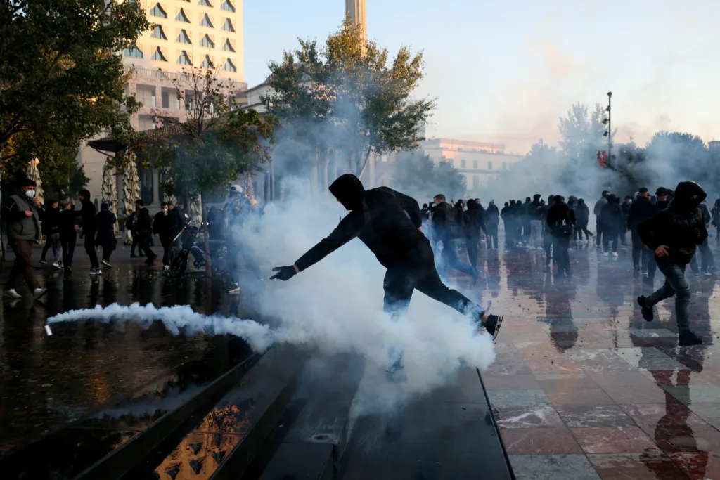 Αλβανία: «Ρωσία και Ιράν υποκινούν τις βίαιες διαδηλώσεις» καταγγέλλει ο Ράμα – Σχεδόν 300 τραυματίε