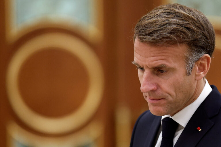 Γαλλία: Εκρηκτικό κοκτέιλ για κυβέρνηση – Μακρόν