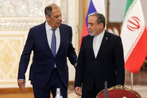 Ιράν και Ρωσία στέλνουν ηχηρό μήνυμα στις ΗΠΑ: «Ποτέ δεν ήμασταν τόσο κοντά» – Νέα ένταση στα Στενά 