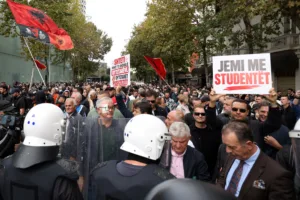 Αλβανία: «Φουντώνει» η οργή κατά του Ράμα – Κλιμακώνονται οι διαδηλώσεις στους δρόμους των Τιράνων