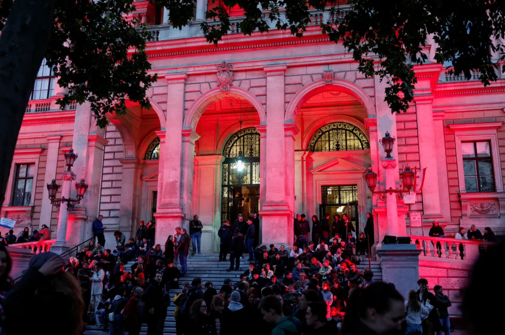 «Βράζει» η Ευρώπη: Διαδηλώσεις για την παιδεία, την πολιτική και τη στεγαστική κρίση – Κλιμακώ