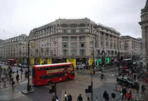 Τέλος εποχής για την Oxford Street: Πεζοδρομείται ο διάσημος εμπορικός δρόμος του Λονδίνου – Τ