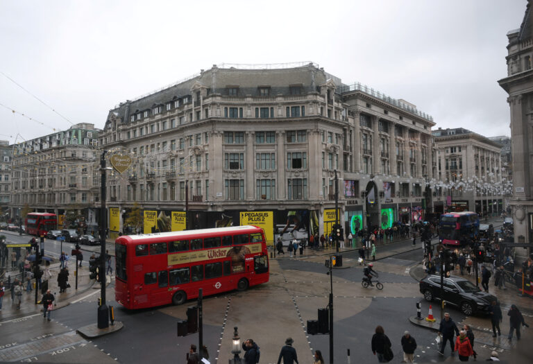 Τέλος εποχής για την Oxford Street: Πεζοδρομείται ο διάσημος εμπορικός δρόμος του Λονδίνου – Τι αλλάζει;