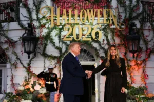 Ο Τραμπ έγινε… οικοδεσπότης του Halloween! – Μοίρασε σοκολάτες, χόρεψε με τη Μελάνια και υποδέ