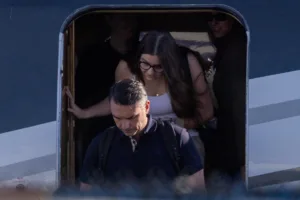 Φλάβιο Μπολσονάρου: «Έφυγα για να γλιτώσω τη δίωξη» – Πώς έφτασε κρυφά στις ΗΠΑ