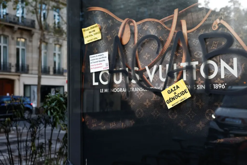 Γαλλία: Χάος και πλιάτσικο σε Louis Vuitton, Dior και Apple – 2.400 συλλήψεις και ο Μακρόν υπό ασφυκ
