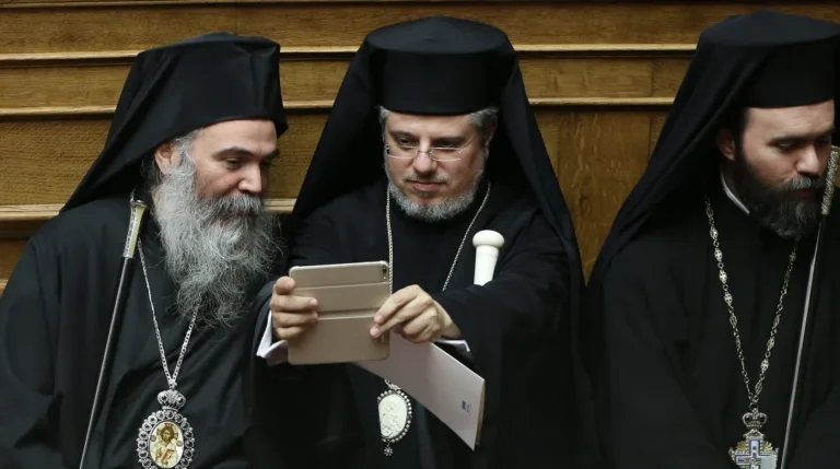Τον φάκελο social media ανοίγει η Εκκλησία – Τι συζητήθηκε στην Ιεραρχία