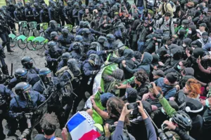 Τώρα ποντάρουν στις… ευρωπαϊκές διαδηλώσεις