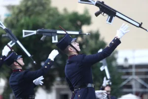 Θεσσαλονίκη: Εντυπωσιακή στρατιωτική επίδειξη με όπλα από τη ΣΣΑΣ – Δείτε βίντεο