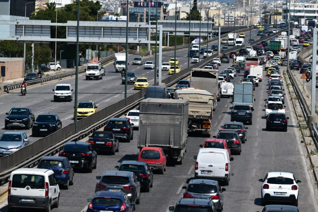 Κίνηση τώρα: «Κόκκινος» ο Κηφισός, ουρές χιλιομέτρων – Καθυστερήσεις στην Αττική Οδό