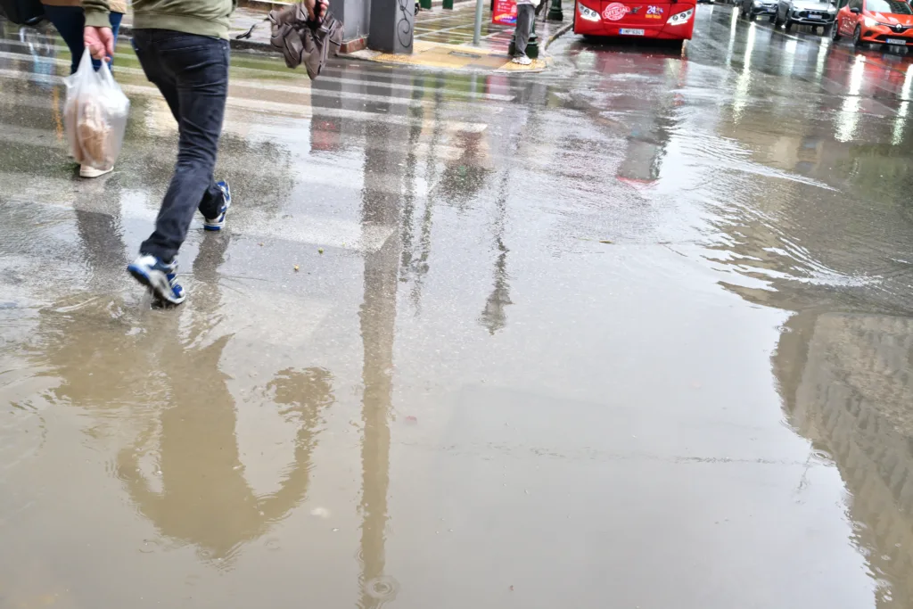 Κακοκαιρία: Καταρρακτώδης βροχή στην Αττική – Νέες καταιγίδες και άνεμοι έως 100 χλμ./ώρα την 