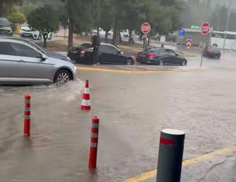 Ρόδος: Πλημμύρισαν οι δρόμοι έξω από το αεροδρόμιο «Διαγόρας»