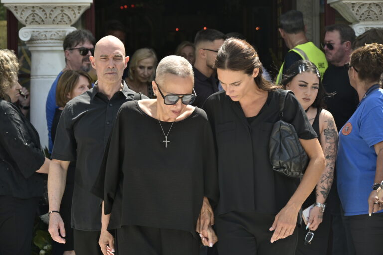Δημήτρης Κόκοτας: Η αδελφή του, Έλλη, εξηγεί γιατί έκανε διαφορετικό μνημόσυνο από την σύζυγό του
